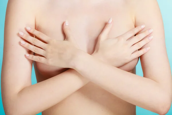 Mujer desnuda cubriéndose el pecho con las manos — Foto de Stock