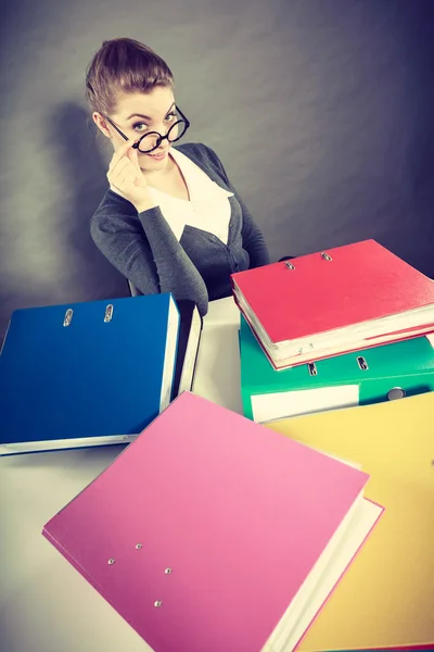 Zufriedener Buchhalter mit Stapeln von Ordnern. — Stockfoto