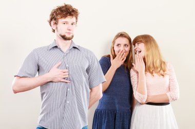 İki kadın adam hakkında dedikodu konuşmak.