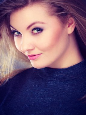 Gülümseyen hanımefendi trendy moda bakmak.