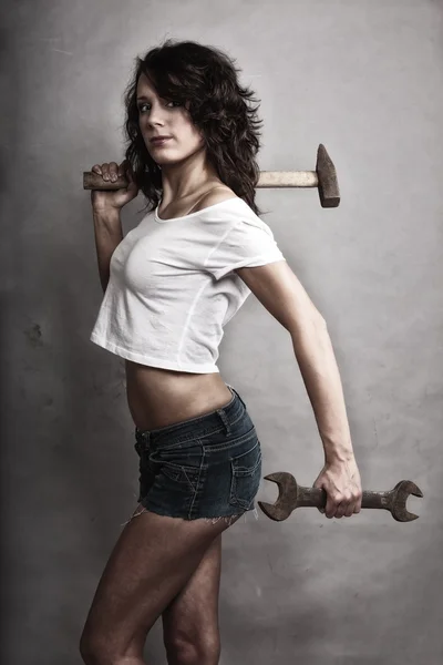 Sexy meisje houdt van de hamer en de moersleutel moersleutel — Stockfoto