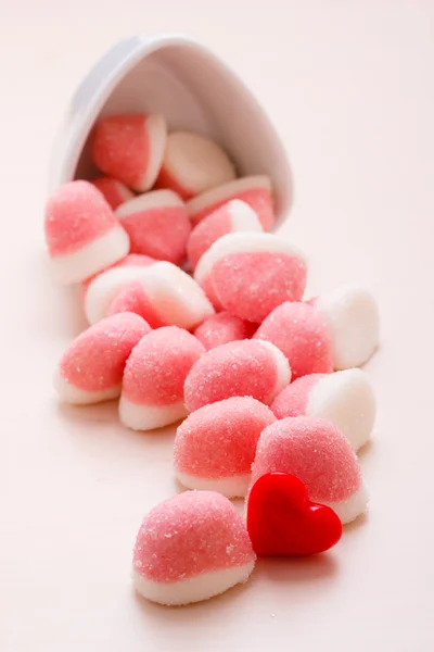 Roze gelei of marshmallows met suiker op tafel — Stockfoto