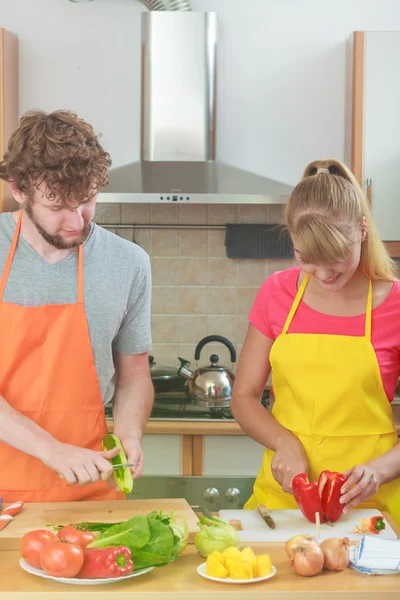 Pareja preparando ensalada de verduras frescas. Dieta — Foto de Stock