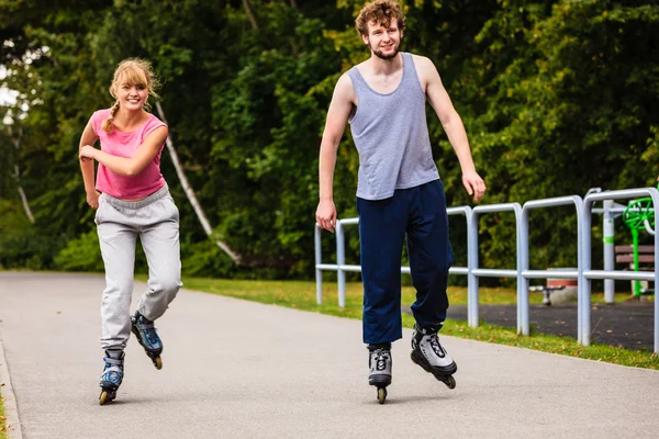 Giovani casualmente rollblading insieme . — Foto Stock