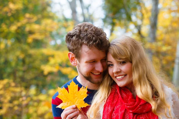Couple jouant avec feuille dans le parc d'automne — Photo