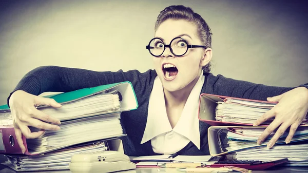 Besessene Bürokauffrau bei der Arbeit. — Stockfoto