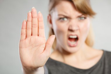 Erkek onun eliyle dur işareti gösterir.