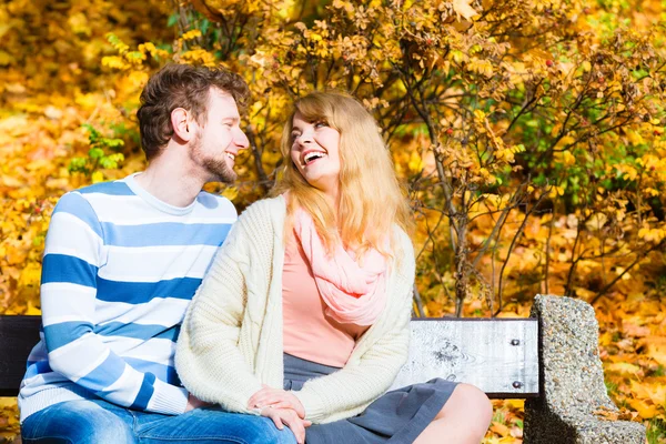 Para kochanków w jesień parku na ławce — Zdjęcie stockowe