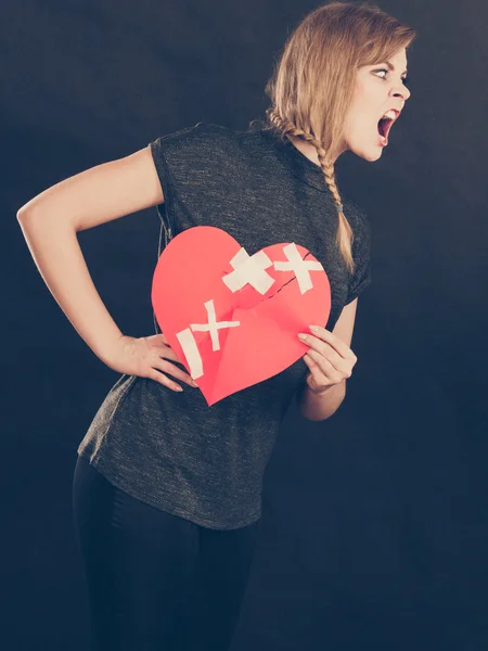 Mujer enojada con el corazón roto . — Foto de Stock