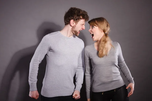 Marido y esposa gritando y discutiendo . — Foto de Stock