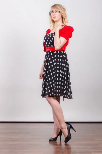 Vrouw dragen mode polka dots jurk — Stockfoto