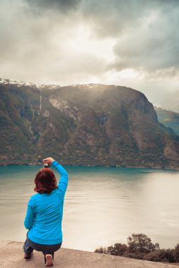 Norveç Fiyordu kadın turist alarak fotoğraf