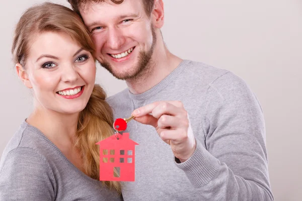 Couple with house keys. — Stock Photo, Image