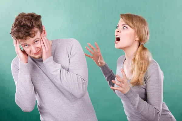 Férj és feleség kiabálnak és vitatkoznak.. — Stock Fotó