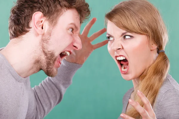 Mann und Frau schreien und streiten. — Stockfoto