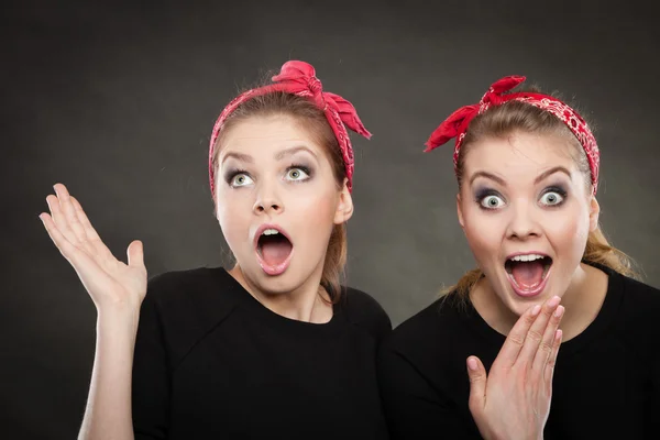 Crazy pin up retro girls making funny faces. — Stock Photo, Image