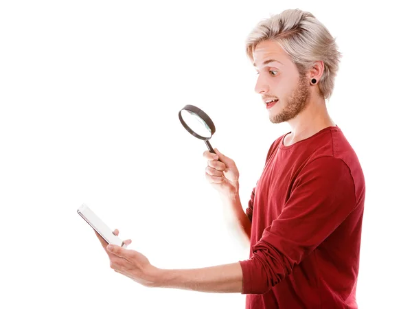 Hombre leyendo el mensaje en el teléfono usando loupe — Foto de Stock