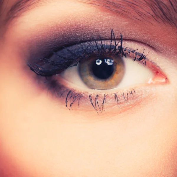 Mujer glamurosa con ojo elegante conforman . — Foto de Stock