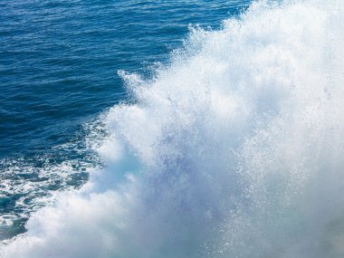 Su üzerinde feribot yelken sonra iz