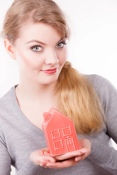 Sorrindo mulher segurando casa modelo . — Fotografia de Stock