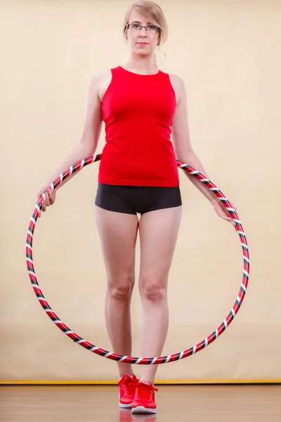 Fit mujer con hula hoop haciendo ejercicio — Foto de Stock