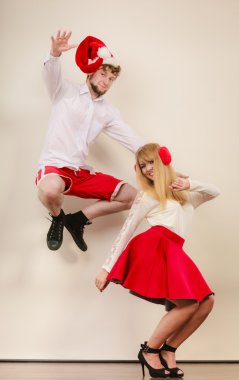 Mutlu aktif çift dans ve atlama.