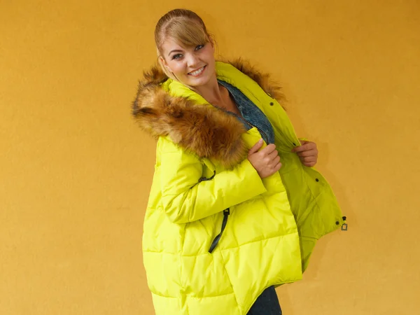 Ceketi giyen kız moda. — Stok fotoğraf