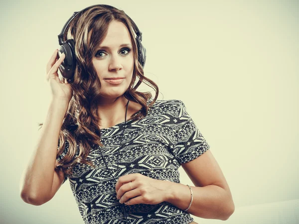 Mujer en auriculares escuchando música mp3 relajante — Foto de Stock