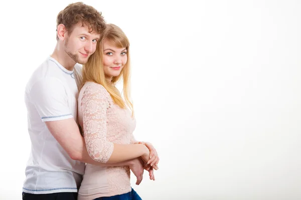 Feliz pareja enamorada abrazándose . — Foto de Stock