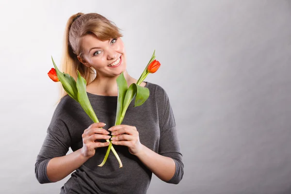 Ursnygg flicka innehav blommor. — Stockfoto