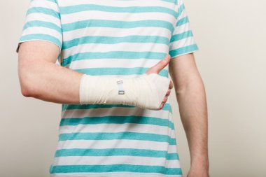 Adam bandajlı el başparmak göstermek yukarıya ile.