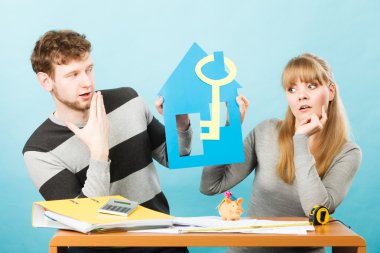 Genç çift para house için endişe.