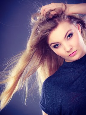 Açık sallayarak saçlı güzel sarışın kadın.