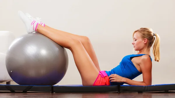 Frau macht Fitnessübungen mit fittem Ball — Stockfoto