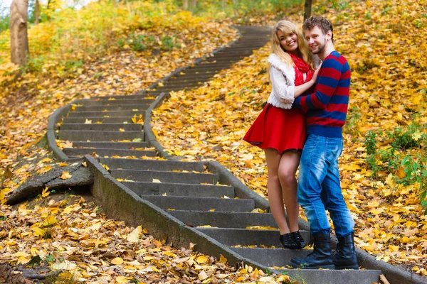 Romantisches Paar trifft sich im Park auf Treppe stehend. — Stockfoto
