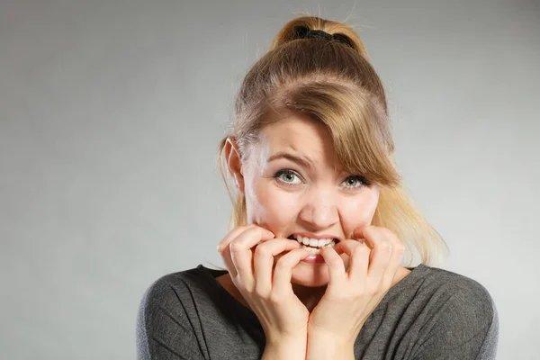 Nervöses Mädchen beißt Nägel. — Stockfoto