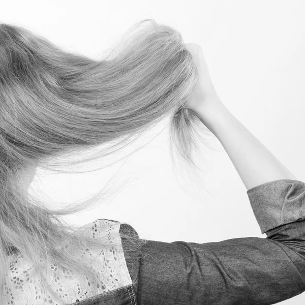 Sarışın kadın saç ile oynamak. — Stok fotoğraf