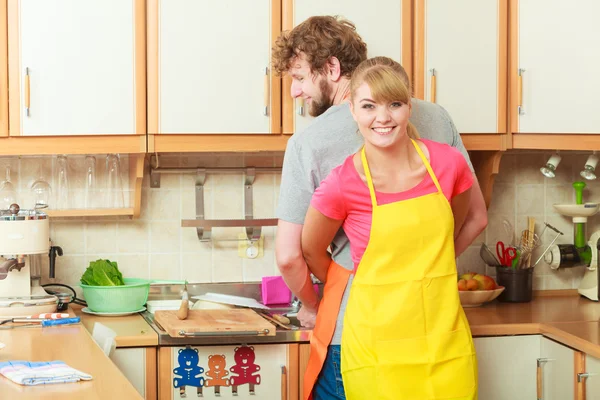 Pareja haciendo el lavado en la cocina — Foto de Stock