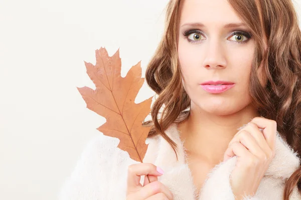 Mooie herfst meisje met eiken blad in hand — Stockfoto