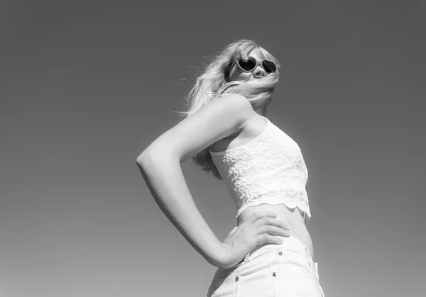 Девушка в солнечных очках расслабляется на открытом воздухе — стоковое фото
