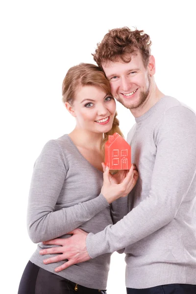 Casal mostrando afeto com símbolo de casa — Fotografia de Stock