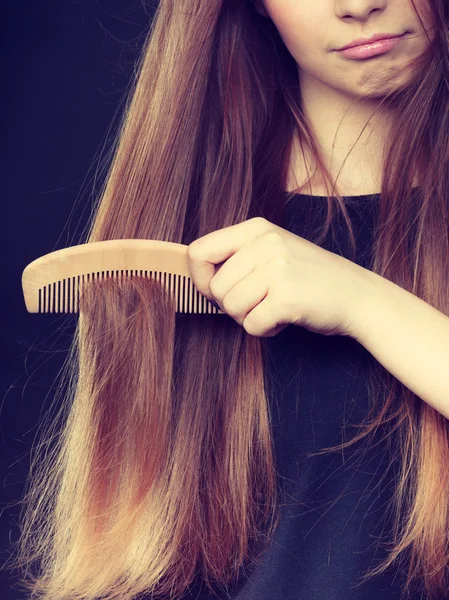 Chica de pelo largo peinando su cabello de belleza . — Foto de Stock