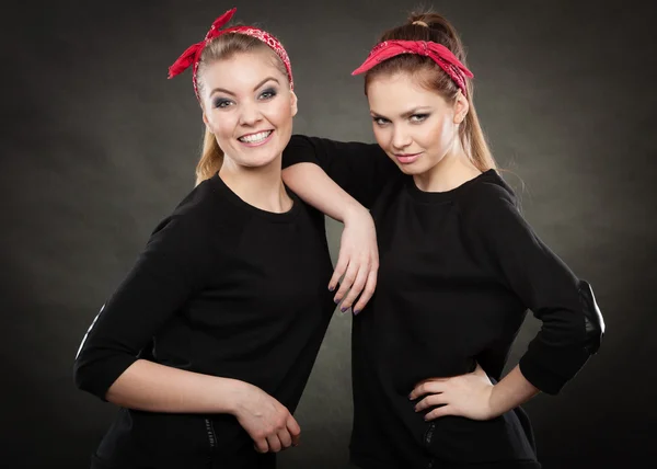 Amantes hermanas en retro pin hasta la estilización . — Foto de Stock