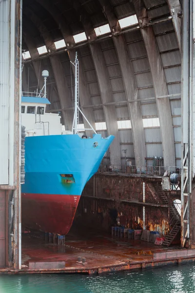 Ship in repair yard, dry dock — Stock Photo, Image