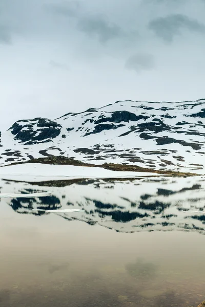 Norwegen malerische Berge mit zugefrorenem See. — Stockfoto