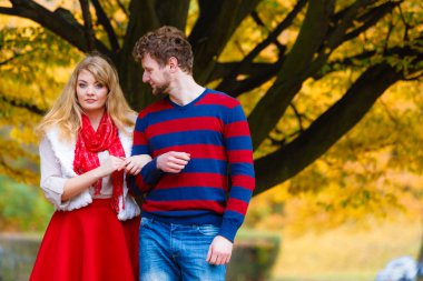 Aşık çift romantik Tarih içinde park zevk..