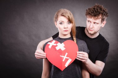 Üzgün iki kırık kalp tutar.