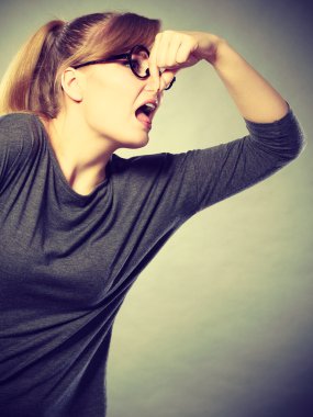 İnek kız holding burun.