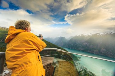 Turist fotoğrafçı ile fotoğraf makinesi Stegastein uyanık, Norveç