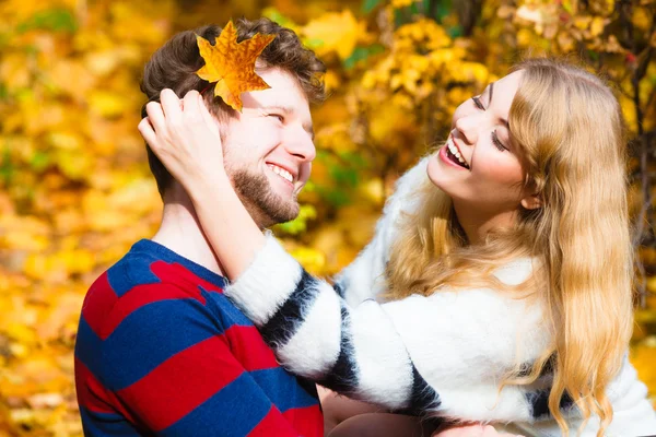 Pareja de amantes en el parque de otoño en el banco —  Fotos de Stock